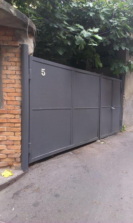 White Tiger In Center Of Tbilisi Apartment Exterior photo