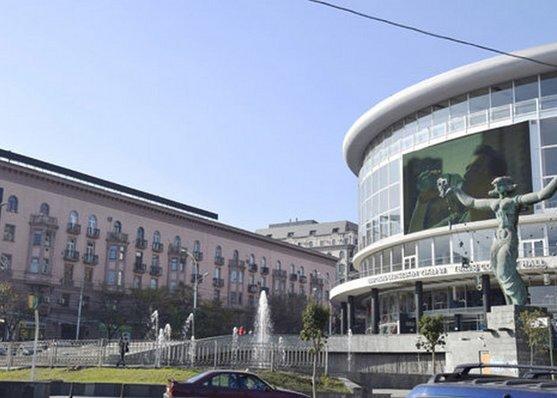 White Tiger In Center Of Tbilisi Apartment Exterior photo
