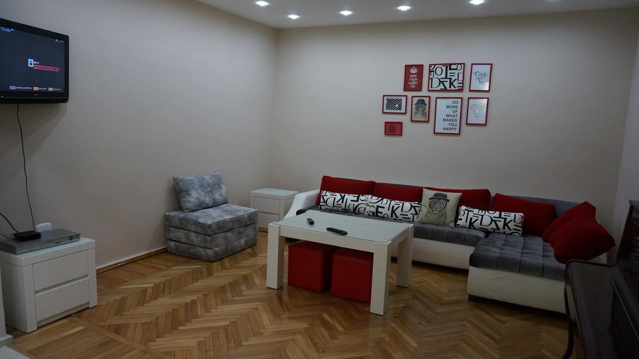 White Tiger In Center Of Tbilisi Apartment Exterior photo