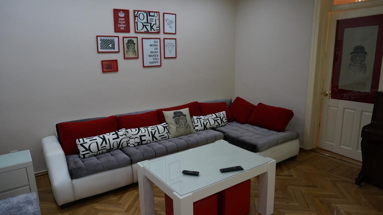 White Tiger In Center Of Tbilisi Apartment Exterior photo