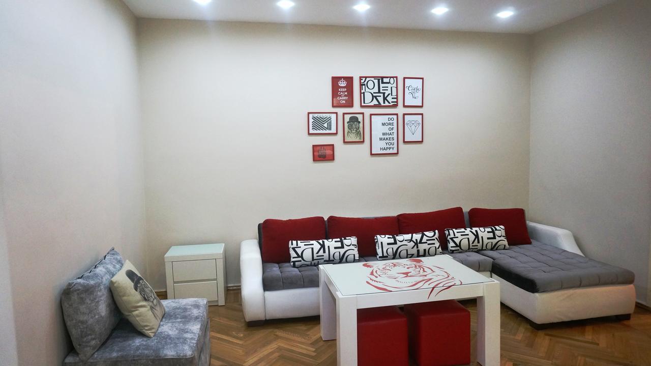 White Tiger In Center Of Tbilisi Apartment Exterior photo
